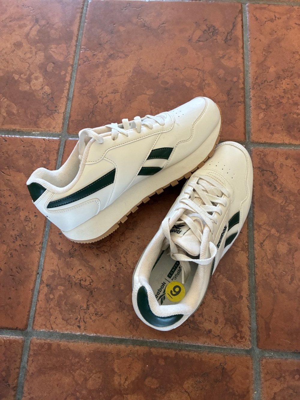 Reebok Woman’s  White Sneakers with green Heel and  Stripe
New
Sz 9